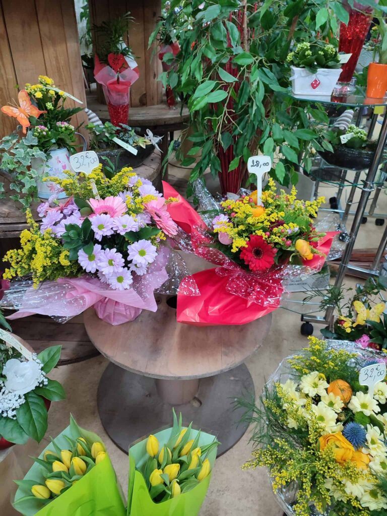Bouquets et plantes fleuries en boutique, fleuriste à Bapaume