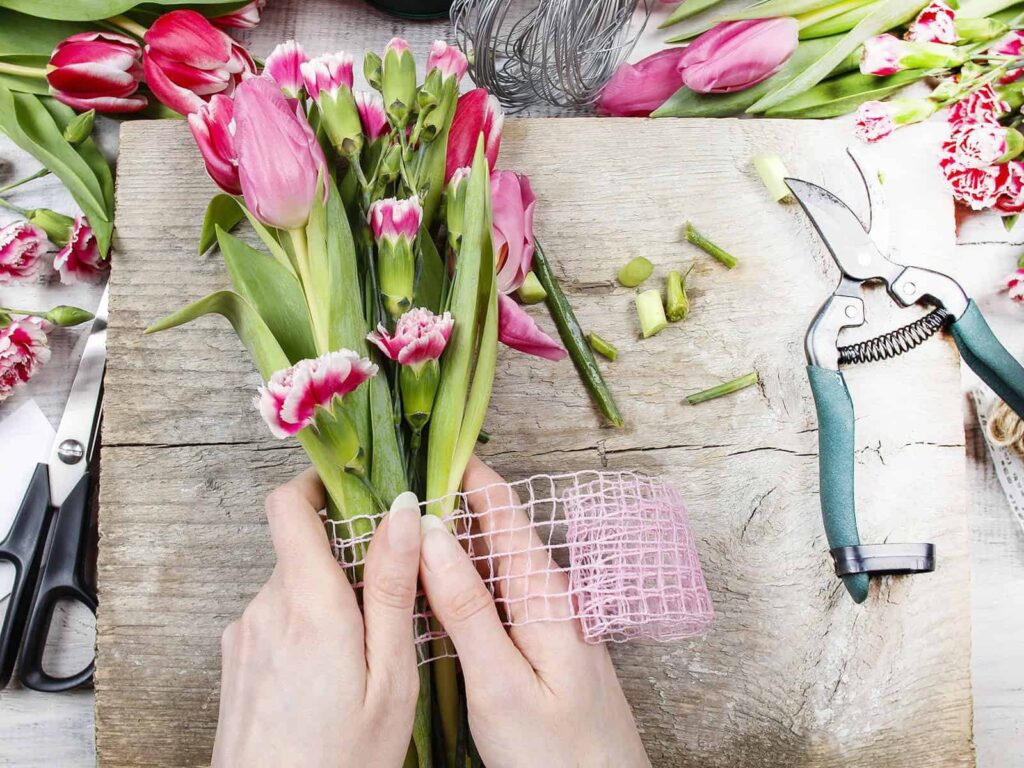 Fleuriste composant un bouquet de tulipes à Bapaume